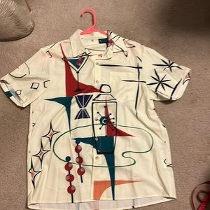 Men’s short sleeved party shorts. Size M.